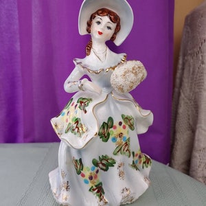 Vintage Figurine, Lipper And Mann, L And M, Victorian Lady With Bonnet Floral Skirt And Muff afbeelding 2