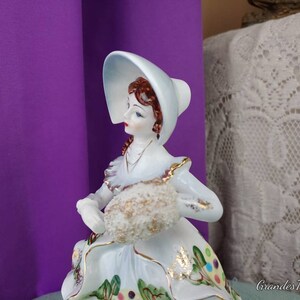 Vintage Figurine, Lipper And Mann, L And M, Victorian Lady With Bonnet Floral Skirt And Muff afbeelding 3