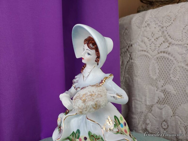 Vintage Figurine, Lipper And Mann, L And M, Victorian Lady With Bonnet Floral Skirt And Muff afbeelding 3