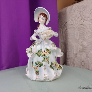 Vintage Figurine, Lipper And Mann, L And M, Victorian Lady With Bonnet Floral Skirt And Muff afbeelding 1