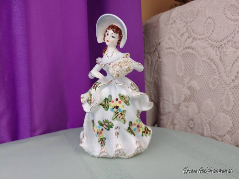 Vintage Figurine, Lipper And Mann, L And M, Victorian Lady With Bonnet Floral Skirt And Muff afbeelding 1