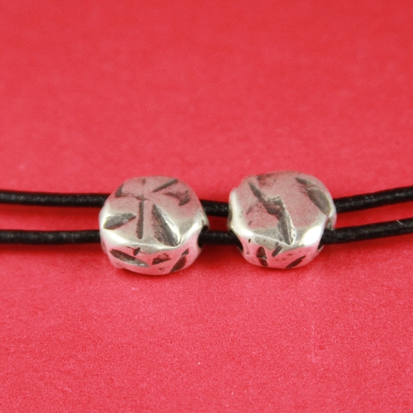 RS0065>>MADE in EUROPE 2 hammered zamak flat two hole beads, silver two hole flat beads(78575/03) Qty2