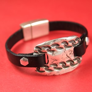 C0115&gt;&gt;MADE in EUROPE hammered zamak connector, flat cord connector, flat leather cord connector  Qty 1