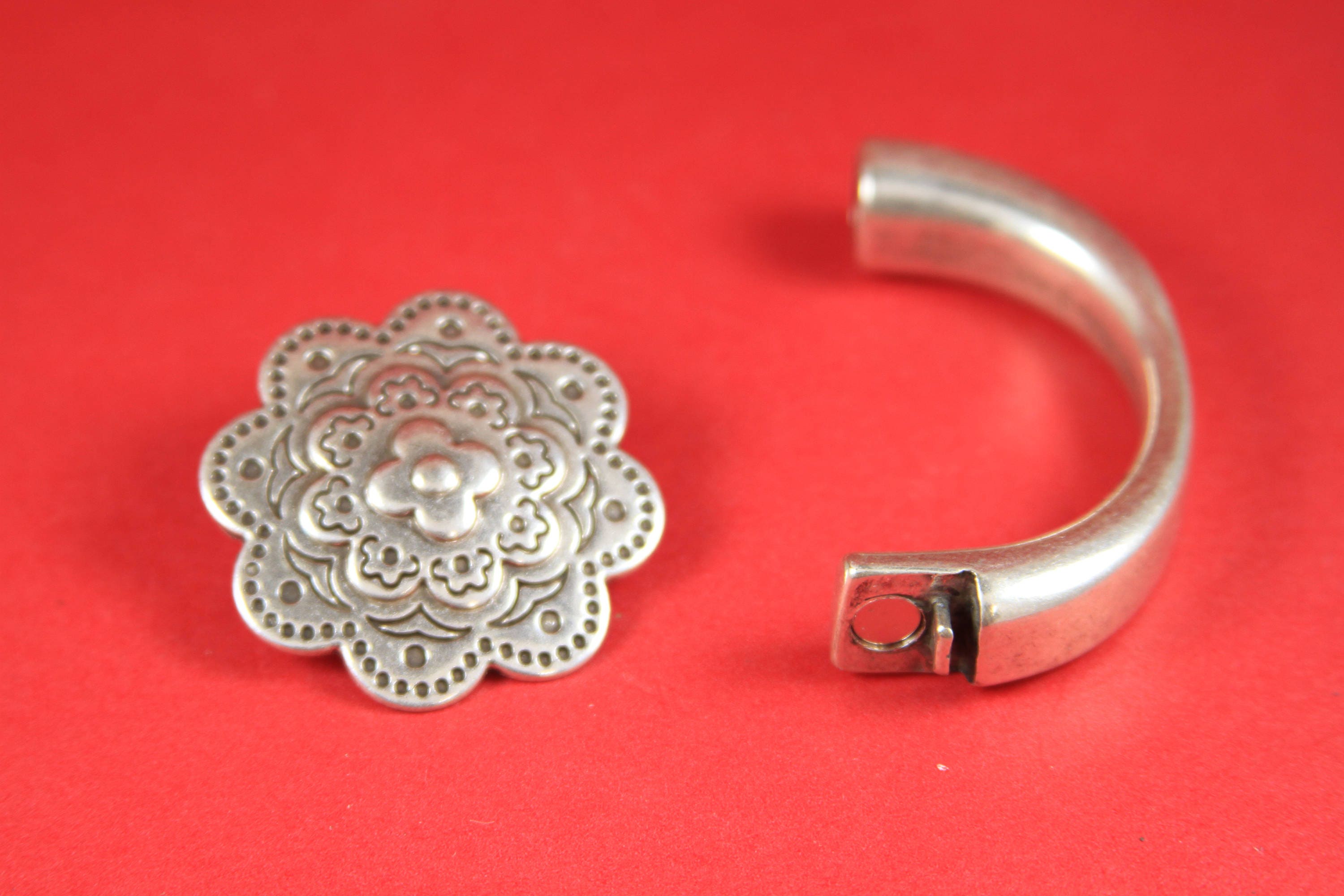 品質保証 B0030>>made in Cuff Half Bracelet, Half Flower Zamak EUROPE アクセサリー