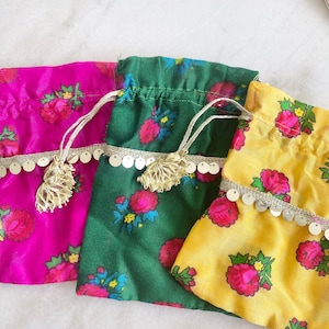 Set of 21 Mehndi favor bags, dholki favors, Mehendi favor, Pakistani wedding favors, Indian wedding favors, sangeet favors, mehndi pouch