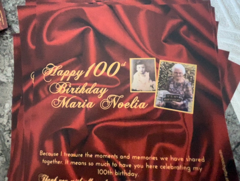 Puede incluir: Un fondo de sat&eacute;n rojo con letras doradas que dicen "Happy 100th Birthday Maria Noelia". Hay dos fotos de una mujer, una de ni&ntilde;a y otra de adulta mayor. El texto debajo de las fotos dice "Porque atesoro los momentos y los recuerdos que hemos compartido juntos. Significa mucho para m&iacute; tenerte aqu&iacute; celebrando mi cumplea&ntilde;os n&uacute;mero 100."