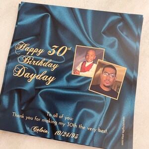 Puede incluir: Un fondo de sat&eacute;n azul teal con texto dorado que dice "Happy 30th Birthday Dayday". El texto est&aacute; rodeado de dos fotos de una persona, una de ni&ntilde;o y otra de adulto. El texto tambi&eacute;n incluye "To all of you: Thank you for making my 30th the very best. -Caloin, 10/24/93"