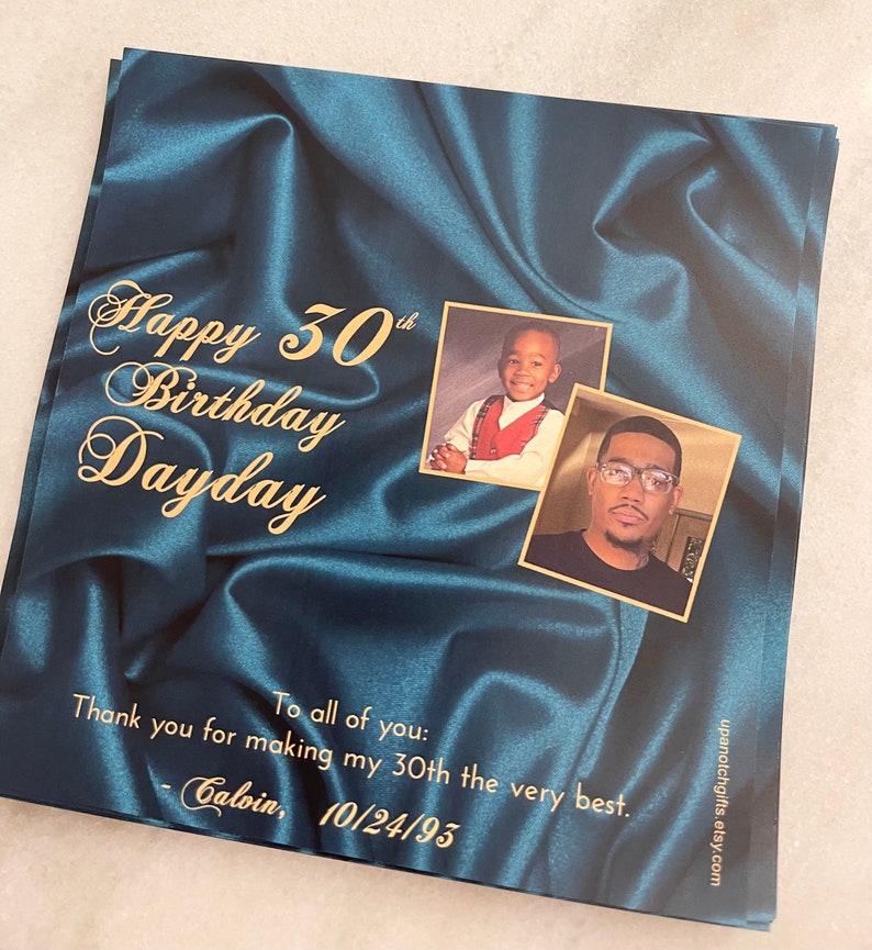 Puede incluir: Un fondo de sat&eacute;n azul teal con texto dorado que dice "Happy 30th Birthday Dayday". El texto est&aacute; rodeado de dos fotos de una persona, una de ni&ntilde;o y otra de adulto. El texto tambi&eacute;n incluye "To all of you: Thank you for making my 30th the very best. -Caloin, 10/24/93"