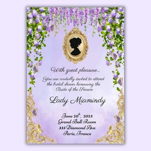 Könnte beinhalten: Eine Einladung zur Brautparty mit einem Lavendel- und Golddesign. Die Einladung zeigt eine Silhouette in einem goldenen Rahmen, florale Akzente und den Text "With great pleasure..." sowie Veranstaltungsdetails.