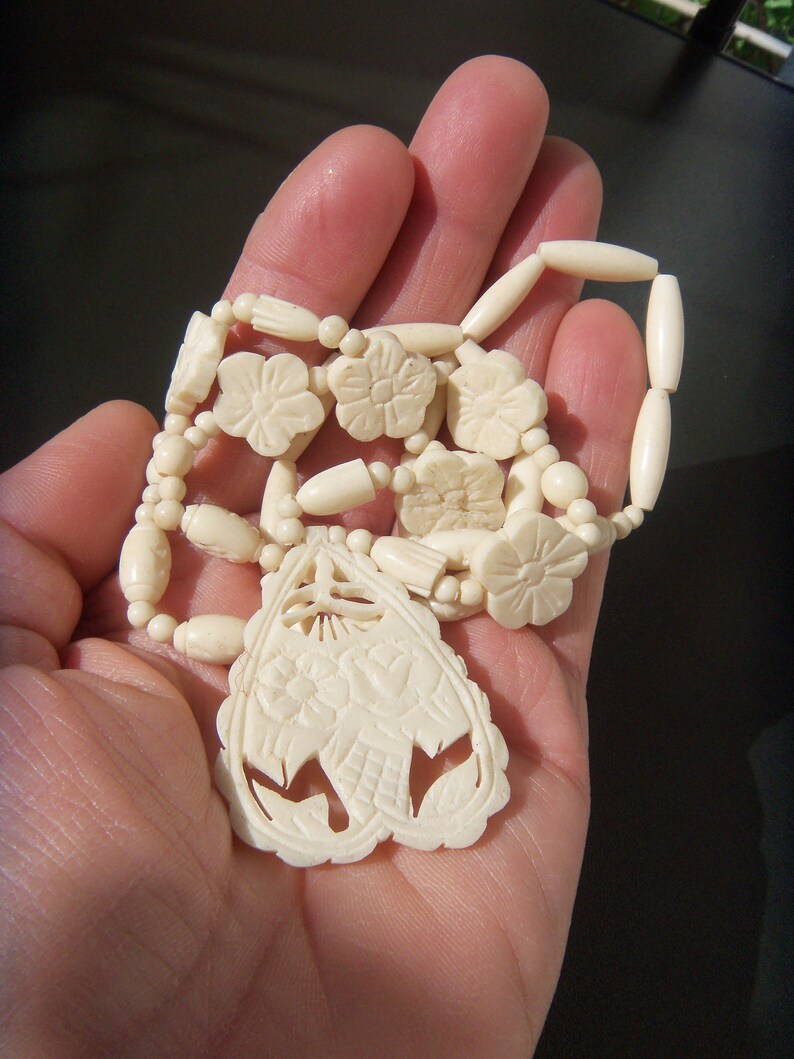 Vintage Carved Bone Necklace Tulip and Clover Heart Shaped Pendant Necklace Handmade Bone Screw Barrel Clasps Ivory Tone