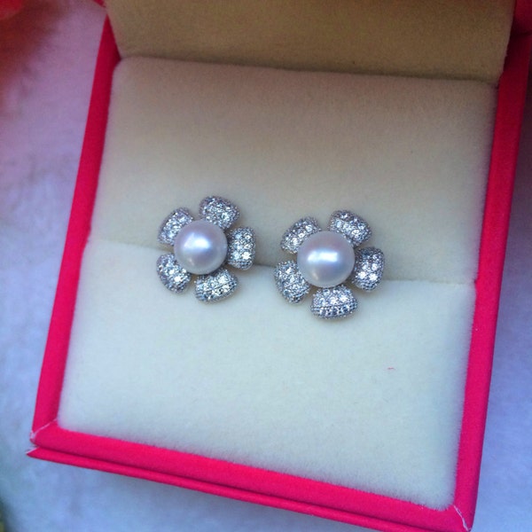 Flower pearl stud earrings,Pearl earrings,Real pearl earrings,Single pearl studs,Swarovski crystal,Pink pearl,Dusky pink pearl studs,bridal