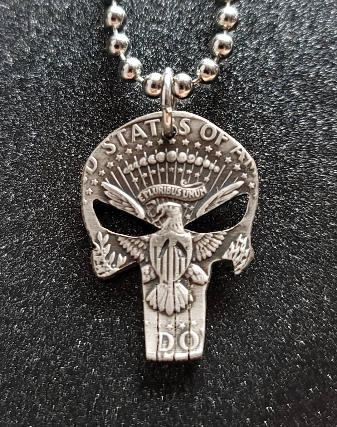 Produktbild von CUSTOMprivé Punisher Anstecknadel – Totenkopf-Motiv, 16 Mm, Schwarz/chrom