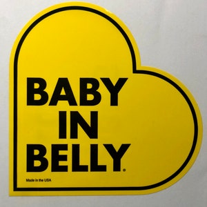 NAKLEJKA BABY in BELLY na szybę samochodu. Ciężarna kierowca na pokładzie. Naklejka lub naklejka Bump on board w kolorze żółtym