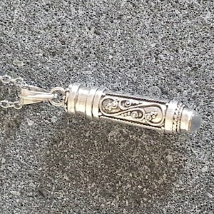 Verzierter handgemachter Gebetsbox-Medaillon-Anhänger, Botschafthalter, filigrane Pillendose, Cremains Andenken, Pillendose Anhänger