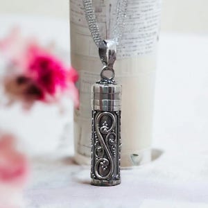 Silber Prayer Box Anhänger, Phiolen Anhänger Schraubverschluss - Pill Box Anhänger Halskette 51 mm, versteckte Schmuckhalskette, Erinnerungsgeschenk