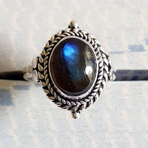 Atemberaubender Ovaler Edelsteinring in Sterlingsilber | Anpassen mit kostenloser Gravur | Zarte Band Perfekt für Cocktails, Versprechen oder Hochzeiten
