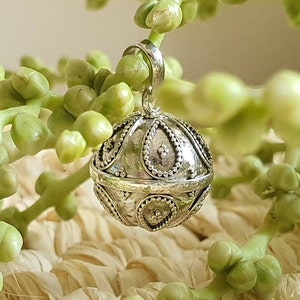 Silver Angel caller pendant, harmony Ball Necklace with soft chiming sound, Pregnancy gift for mothers to be, bola de grossesse