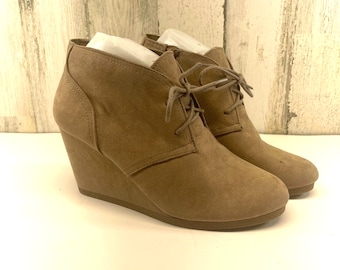 Universal Thread Womens Bessie Microsuede Wedge Bootie Boots 8 Taupe.