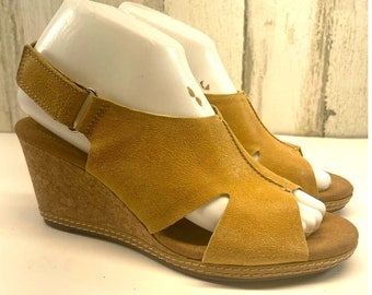 Kollektion von Clarks Kissen weiches gelbes Wildleder Kork Keilsandalen Gr. 8