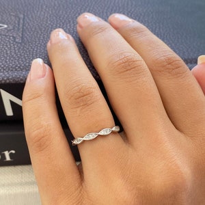 ツイスト ハーフ エタニティ バンド。ダイヤモンド模造編み込みリング。エタニティ リング。結婚指輪。スターリング シルバー編み込みリング。2 mm 結婚指輪。
