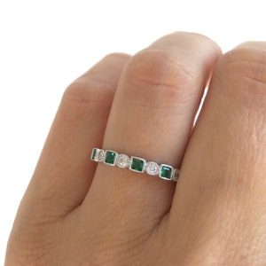 Green Emerald Art Deco Band. Emerald Ring. Simulated Emerald Stackable Ring. Wedding Band. Antique Style Ring. Emerald Eternity Band.