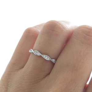Fede nuziale Art Déco in argento sterling. Anello impilabile. Fascia in argento sterling placcato rodio. Anello nuziale vintage confezionato in una confezione regalo di lusso