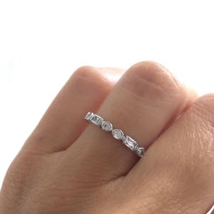 アールデコ調の結婚指輪。スターリングシルバーのヴィンテージ結婚指輪。重ね付けできる指輪。豪華なギフトボックスに詰められたアールデコ調の結婚指輪。
