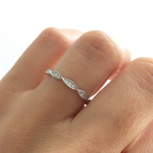 Anello Eternity Band. Anello Eternity Half in argento sterling placcato in rodio. Anello Art Deco. Anello Eternity con fede nuziale confezionato in una lussuosa scatola regalo