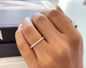 ローズゴールドの結婚指輪。2 mm エタニティ バンド。ハーフ
