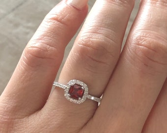 Zarter Granat Ring. Kleiner Granat Ring. Januar Geburtsstein Ring. Edelstein Ring. Roter Stein Ring. Quadratischer Heiligenschein Ring. Sterling Silber Ring.