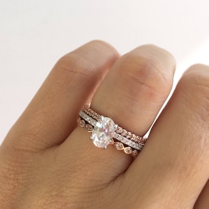 Brautring Set. Oval geschliffener Verlobungsring mit 2 rosegoldenen Traubändern. Stapelringe. Roségold und Silber Ehering Set.