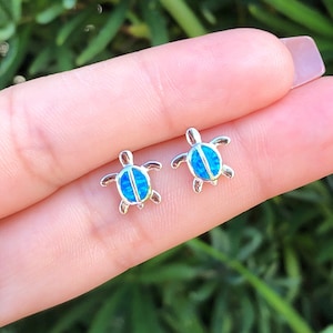 Orecchini Tartaruga Opale Blu. Orecchini Tartaruga. Borchie opale blu. Orecchini a forma di mini tartaruga in argento sterling. Delicati orecchini di tartarughe marine.