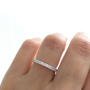 Anillo de eternidad redondo con circonita cúbica. Anillo apilable de plata de ley rodiada de alta calidad. Anillo apilable. Anillo de eternidad con circonita cúbica. Presentado en una caja de lujo.