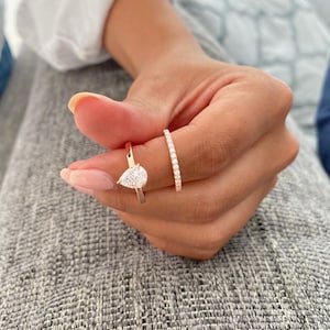 1,0 ct päronformad ring. Droppformad ring. Förlovningsring i roséguld. Halv alliansring. Vigselring. Vigselringset med 1,50 ct. Alliansring.