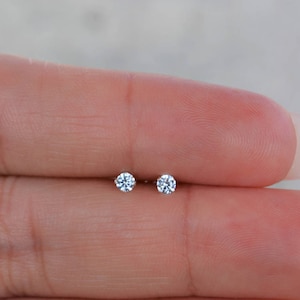 Orecchini a bottone Cz di alta qualità. Piccoli orecchini a bottone. Orecchini delicati in argento sterling senza nichel. Piccoli orecchini a perno. Orecchini a bottone da 2,5 mm.
