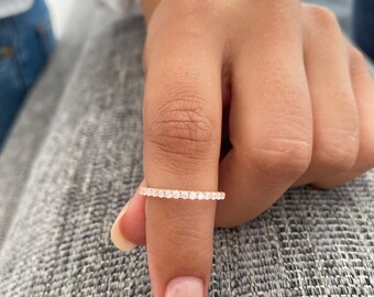 ローズゴールドの結婚指輪。2 mm エタニティ バンド。ハーフ