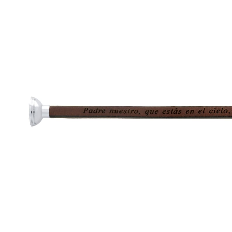 Op de afbeelding: Een bruin leren armband met een zilveren sluiting. De armband is gegraveerd met de tekst "Padre nuestro, que est&aacute;s en el cielo."