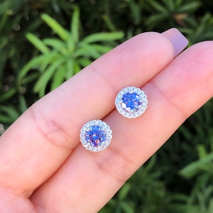 Boucles d&#39;oreilles halo rondes en tanzanite. Boucles d&#39;oreilles en tanzanite. Boucles d&#39;oreilles rondes. Boucles d&#39;oreilles solitaires. Boucles d&#39;oreilles avec pierre de naissance de décembre.