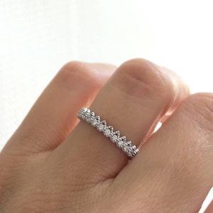 Eternity Ring aus Sterling Silber. Tropfenförmiger Bandring. Silber-Hochzeits-Band. Feiner Cz Eternity Bandring. Silber Stapelbare Ringe. Stapelringe.
