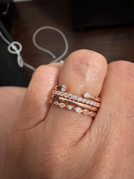 ローズゴールドの結婚指輪セット。結婚指輪。重ね付けできるリング