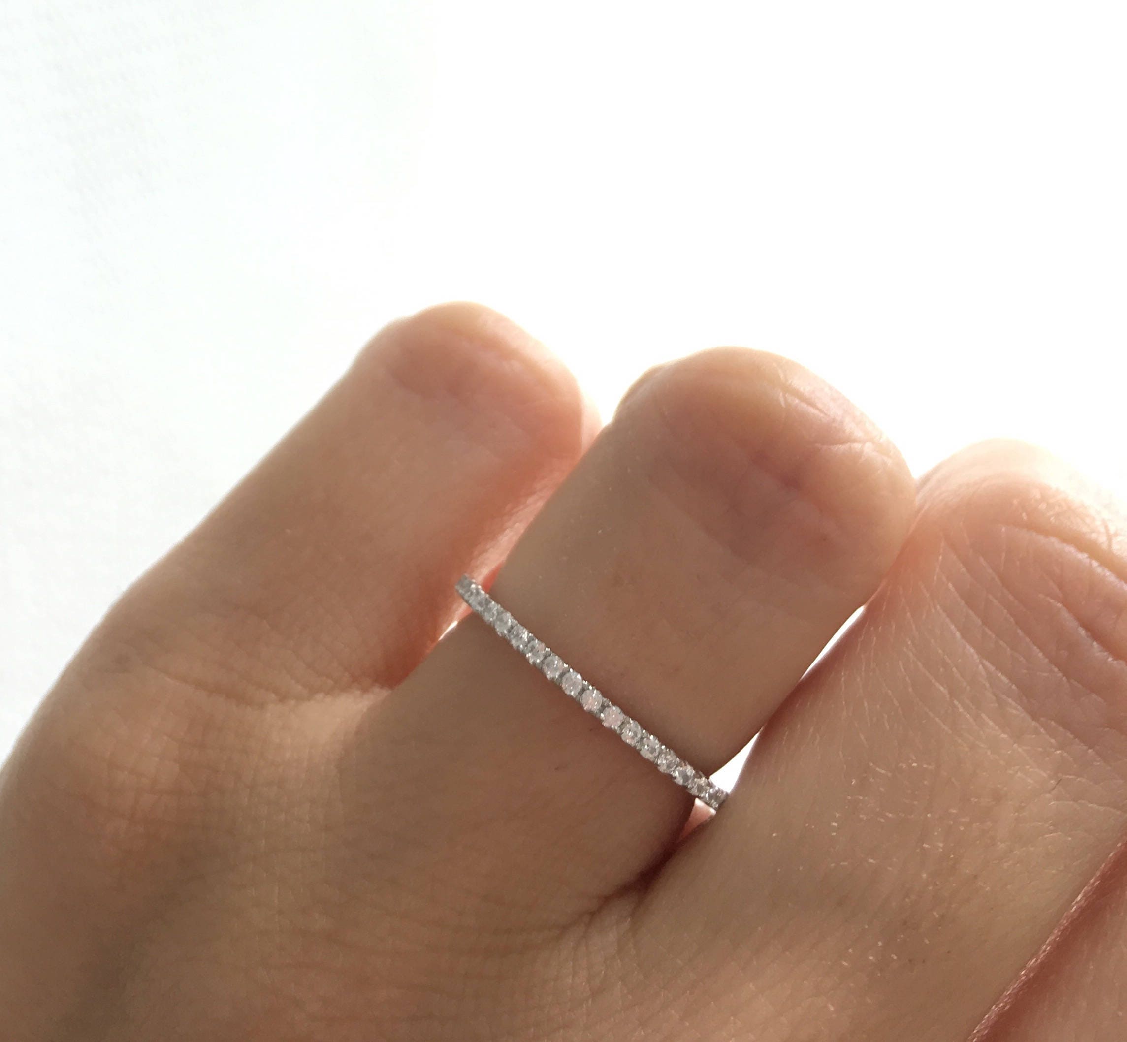 スワロフスキー エタニティ バンド リング。シルバー バンド リングは