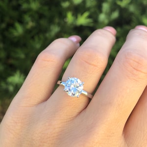 Pierścionek Solitaire. Klasyczny pierścionek zaręczynowy. Pierścionek zaręczynowy o szlifie okrągłym 2 Ct. Srebrny pierścionek obietnicy. Pierścionek Solitaire z 4 zębami o szlifie okrągłym. Rozmiary 5-10.