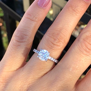 婚約指輪。ラウンド アクセントのソリティア リング。クラシックなラウンド カットの婚約指輪。高品質の CZ 結婚指輪。スターリング シルバー リング。
