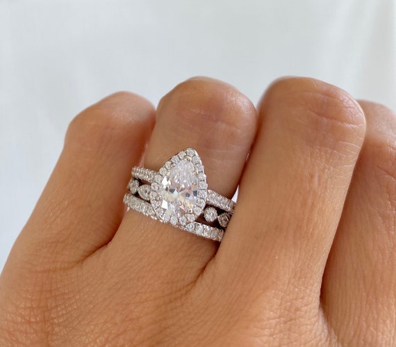 pear shaped engagement rings