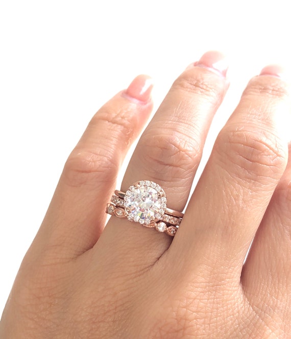 Cushion Cut vs. Round Cut: Right for Your Engagement Ring?