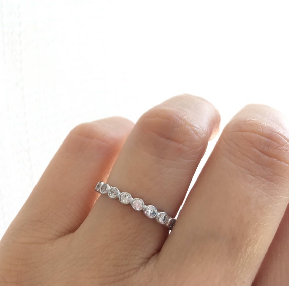 Eternity Ring aus Sterling Silber. Silber Hochzeits Band. Feines Cz Eternity Band. 2MM Eternity Bandring. Silber Stapelring. Stapelbare Bander. Etsy