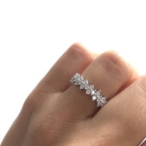 Blume Ring. Einzigartiger Design-Blumen-Band-Ring. Silber Stapelring. Stapelbare Band. Hochzeit Ring. Silber Ehering in einer Luxus-Box verpackt.