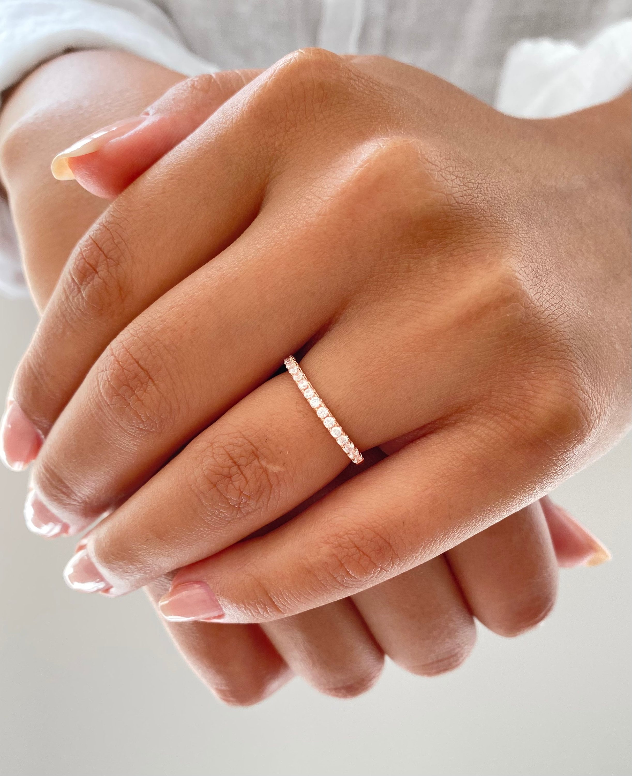 ローズゴールドの結婚指輪。2 mm エタニティ バンド。ハーフ