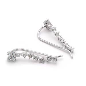 Belles boucles d&#39;oreilles fleuries sur chenilles. Contours d&#39;oreilles Cz de haute qualité. Boucles d&#39;oreilles en argent sterling.