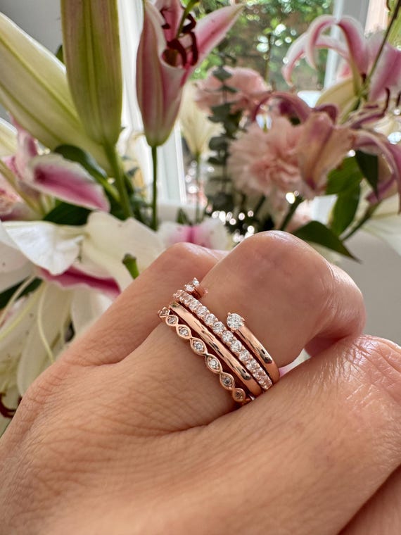 ローズゴールドの結婚指輪セット。結婚指輪。重ね付けできるリング